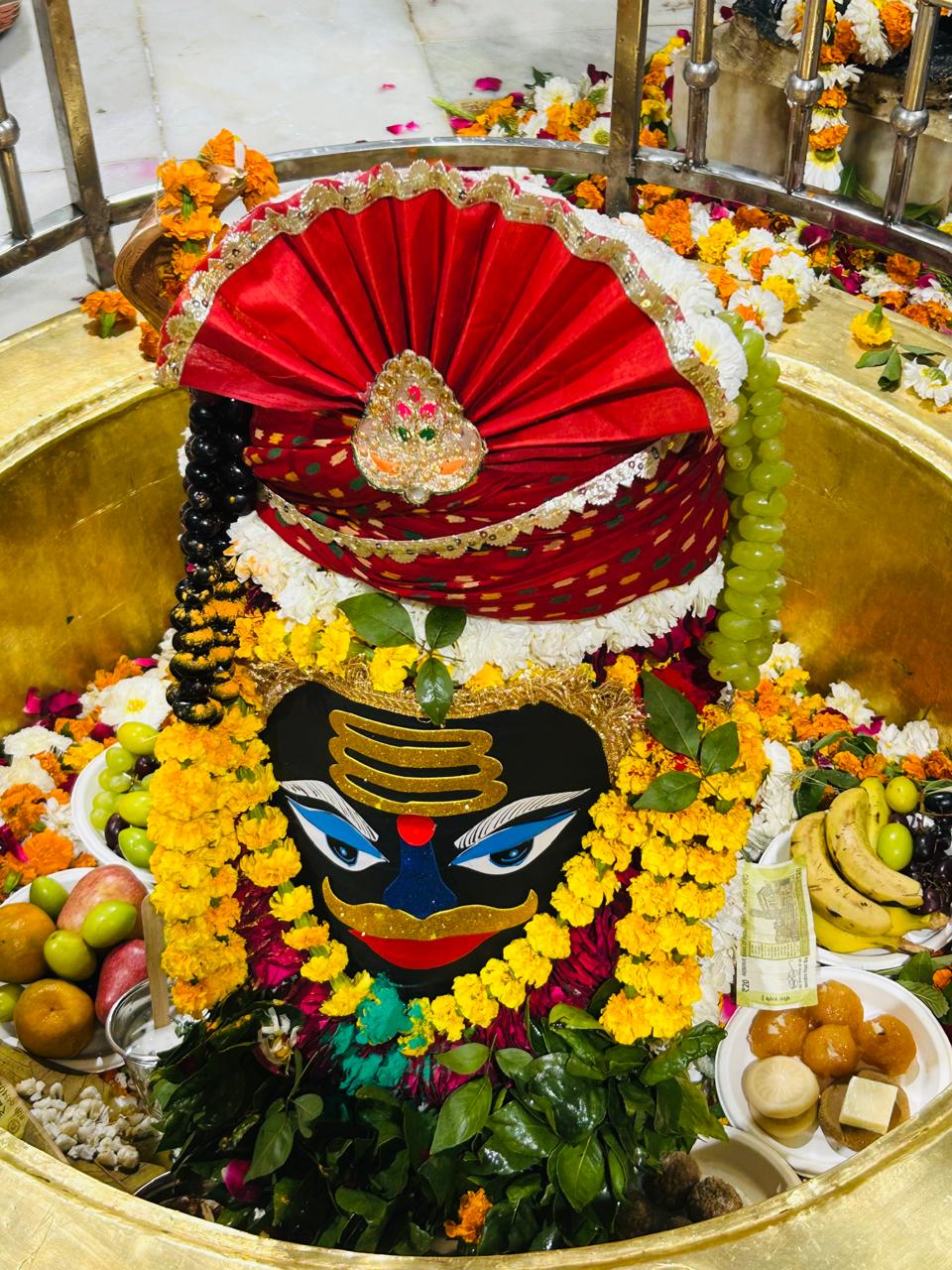 महाशिवरात्रि पर बाबा बाल्हेश्वर महादेव मंदिर में उमड़ा जन-सैलाब, भोलेनाथ का जलाभिषेक