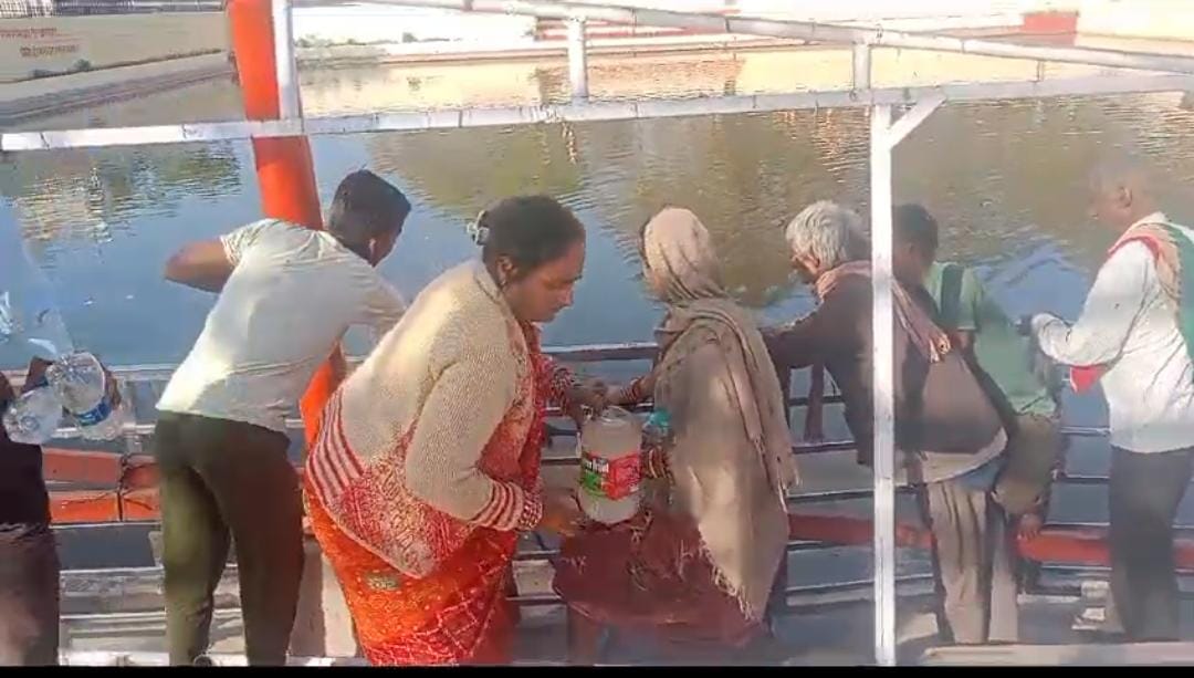 प्रयागराज महाकुंभ से लाया गया अमृत जल किया गया वितरित