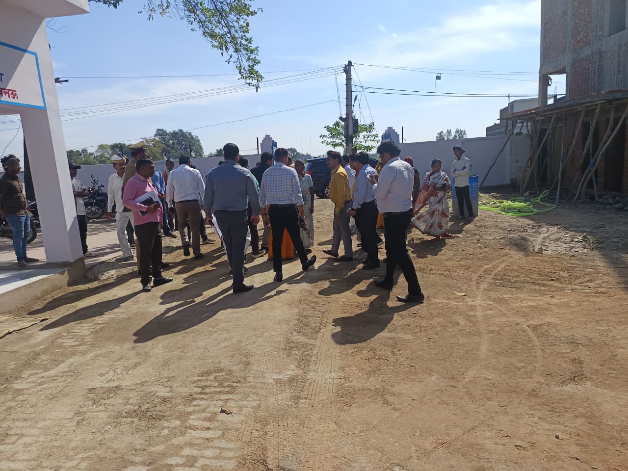 जिलाधिकारी ने ग्राम पंचायत में गंदगी देख डीपीआरओ को सफाईकर्मी पर कार्यवाही का दिया निर्देश ।