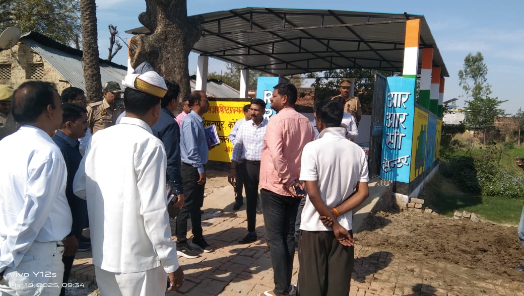 जिलाधिकारी ने ग्राम पंचायत में गंदगी देख डीपीआरओ को सफाईकर्मी पर कार्यवाही का दिया निर्देश ।