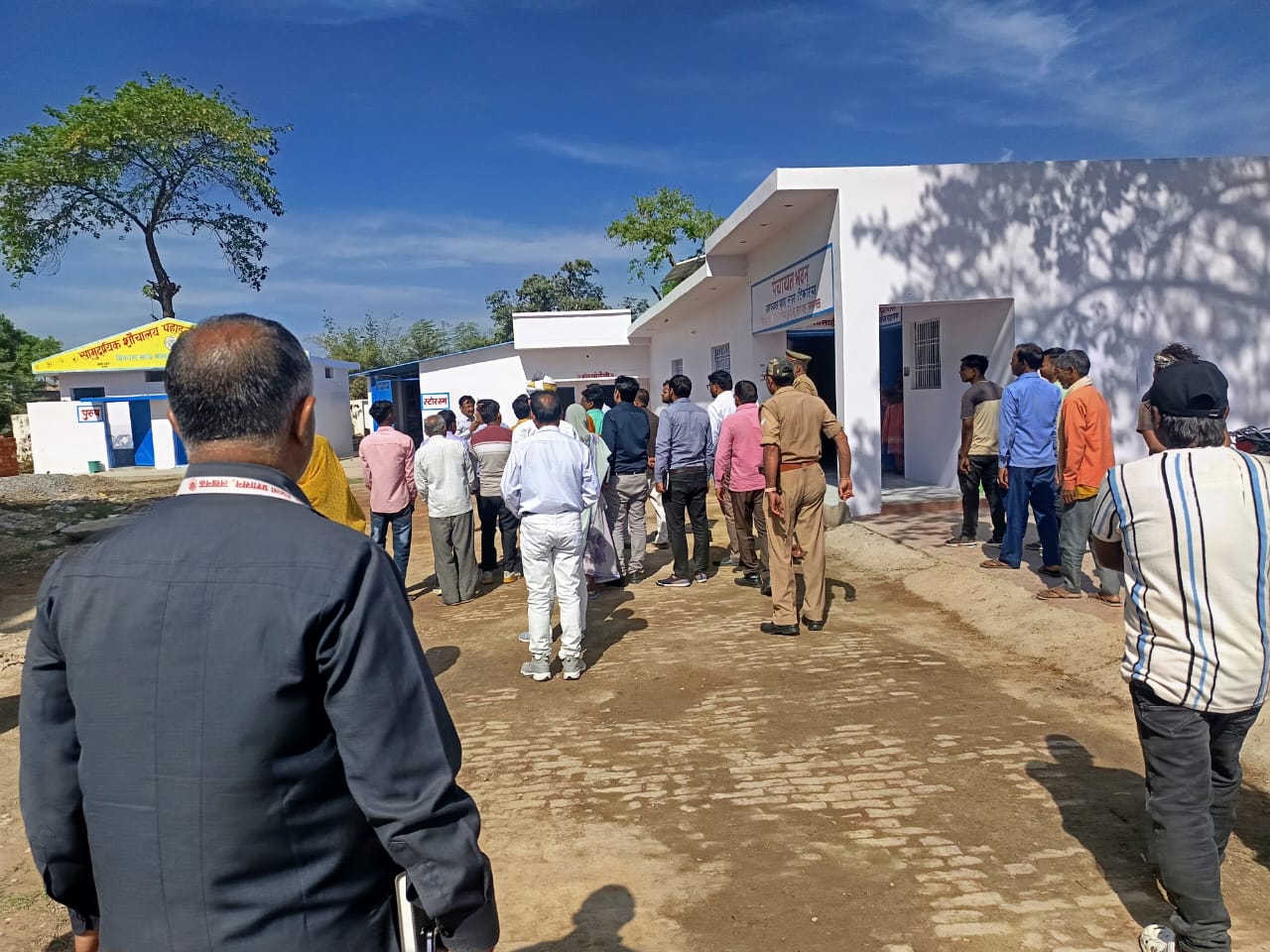 जिलाधिकारी ने ग्राम पंचायत में गंदगी देख डीपीआरओ को सफाईकर्मी पर कार्यवाही का दिया निर्देश ।