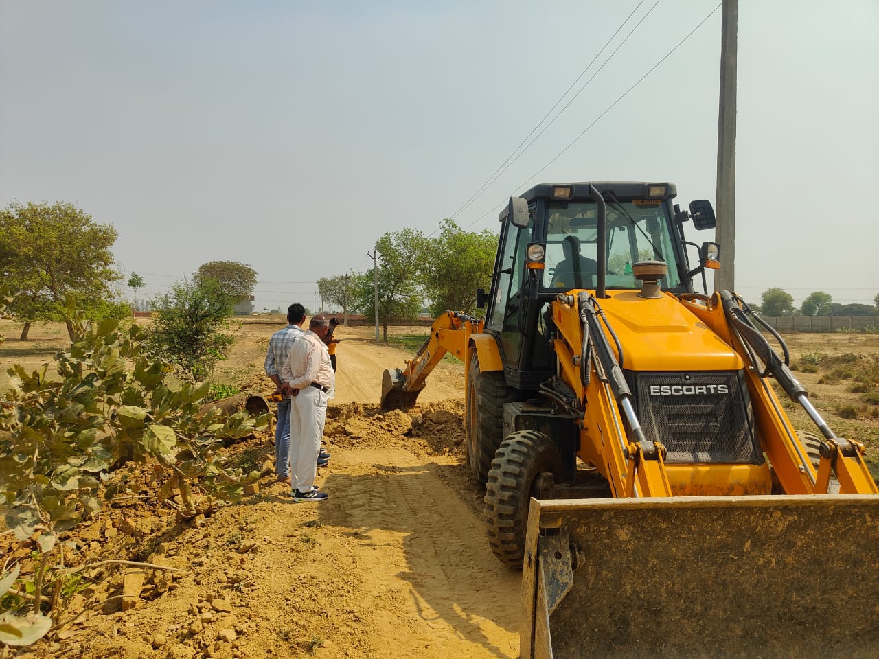 बीकेटी तहसील के भौली गांव में गरजा बाबा का बुलडोजर , खाली कराई करोंड़ों रुपए की सरकारी बंजर भूमि