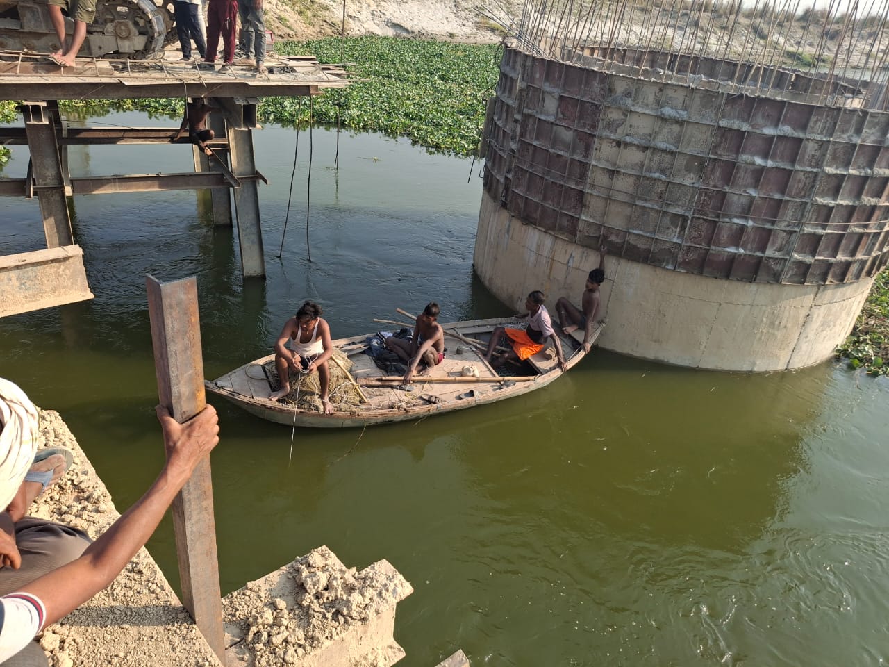 मछली पकड़ने गया युवक गंगा नदी में डूबा