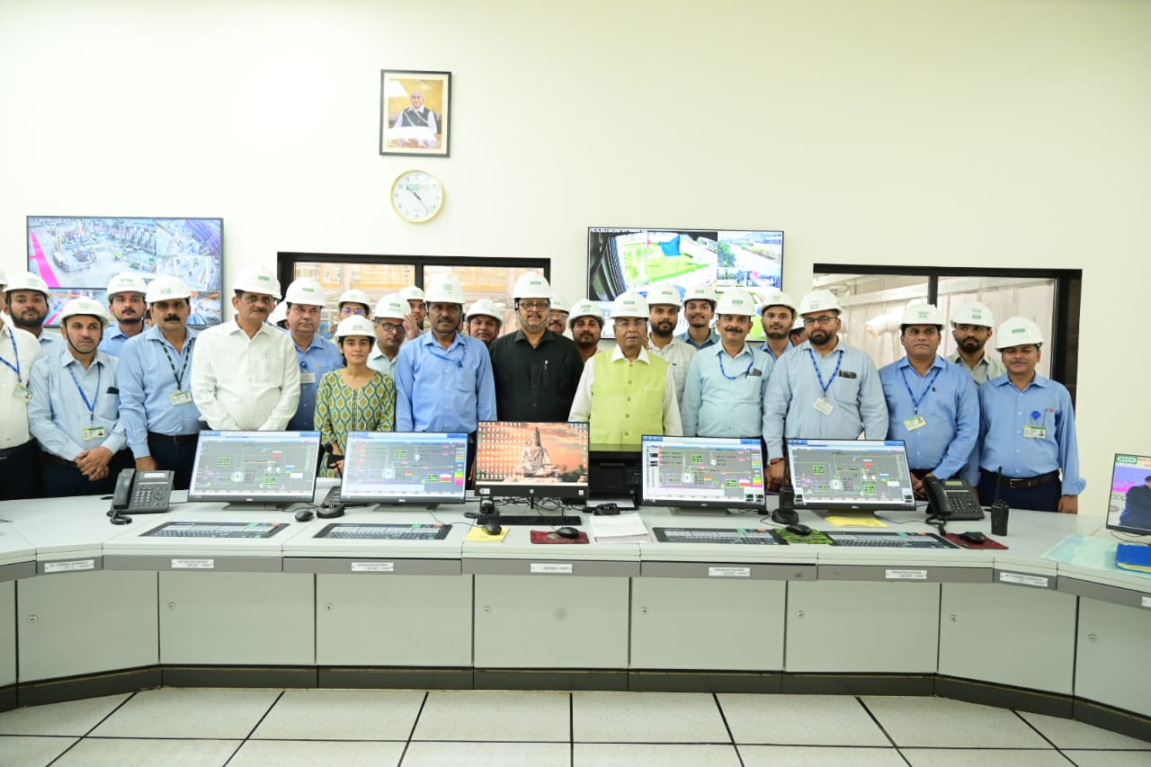 उन्होंने नैनो अधिकारियों के साथ बैठक की तथा आवश्यक दिशा निर्देश दिया। 