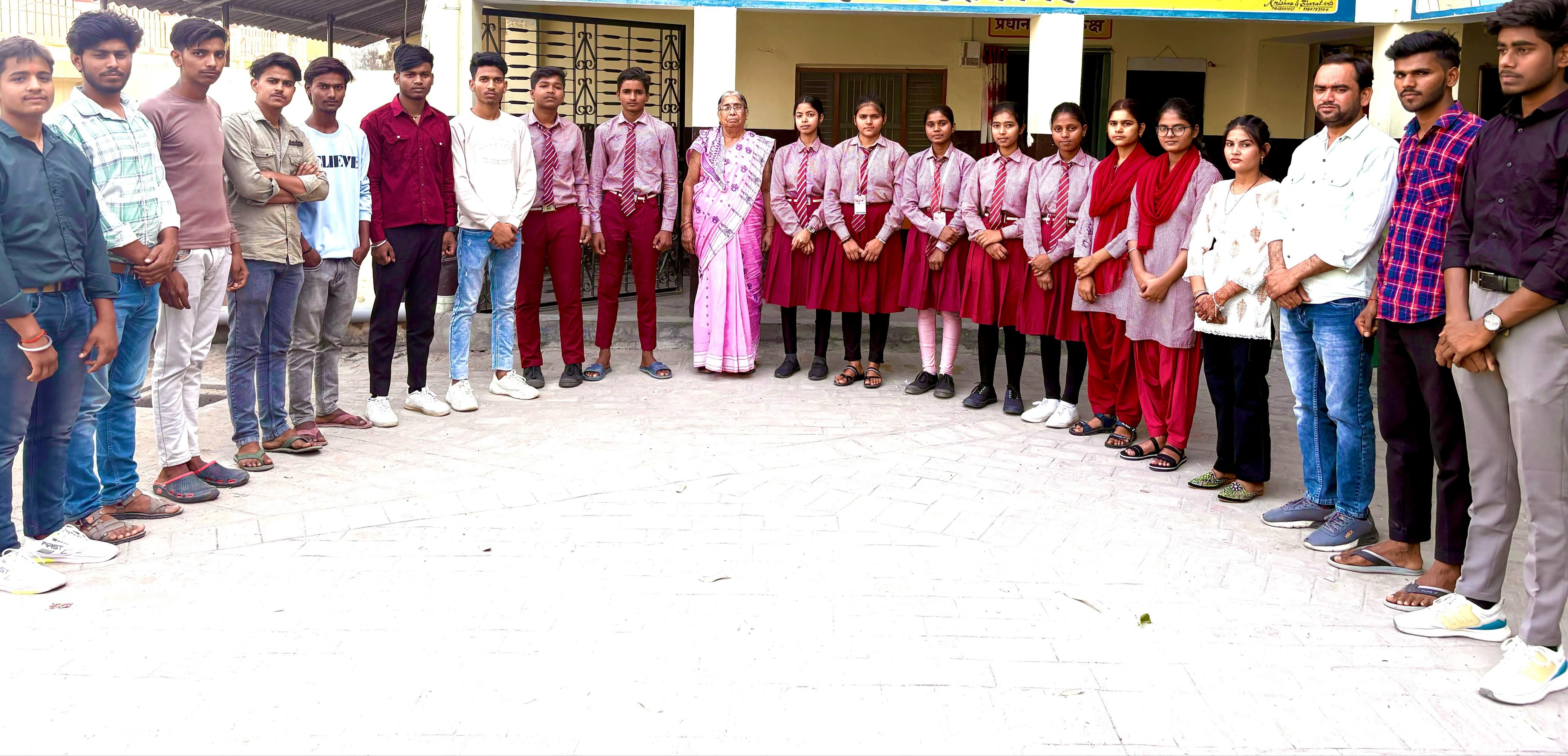 यूपी बोर्ड परीक्षाफल: 10 वीं और  12वीं में लहराया परचम, टॉपर बनने के बाद क्या बोले