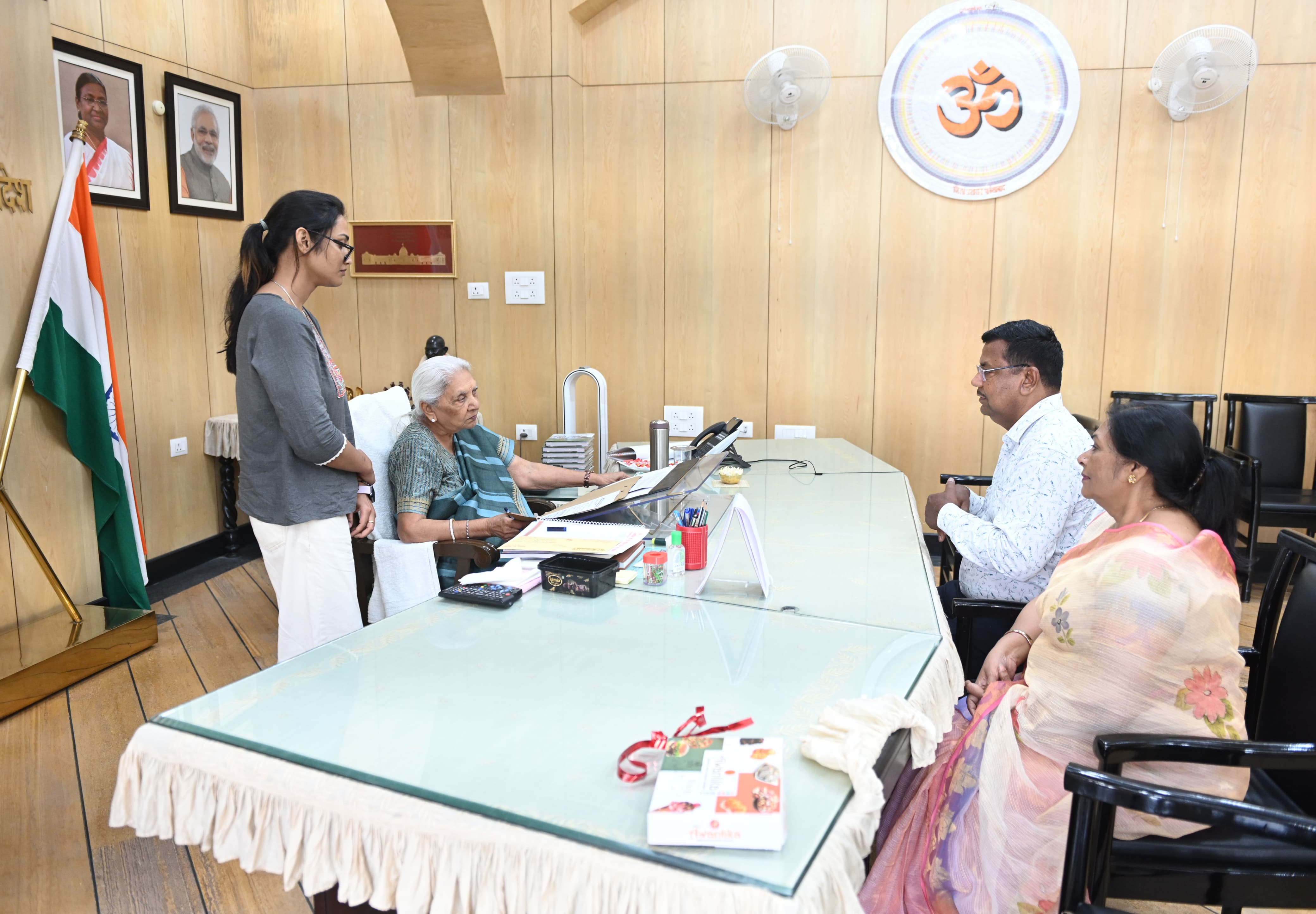 संजिता पाठक को राज्यपाल ने दिया पुरस्कार 