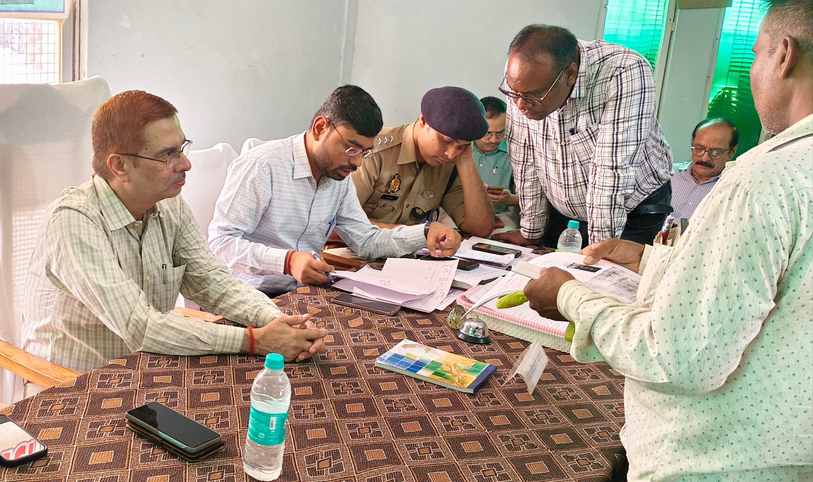 भूमि विवाद से सम्बन्धित प्राप्त होने वाली शिकायतों का निस्तारण पुलिस विभाग, राजस्व विभाग की संयुक्त टीम द्वारा किया जाये निस्तारण-जिलाधिकारी