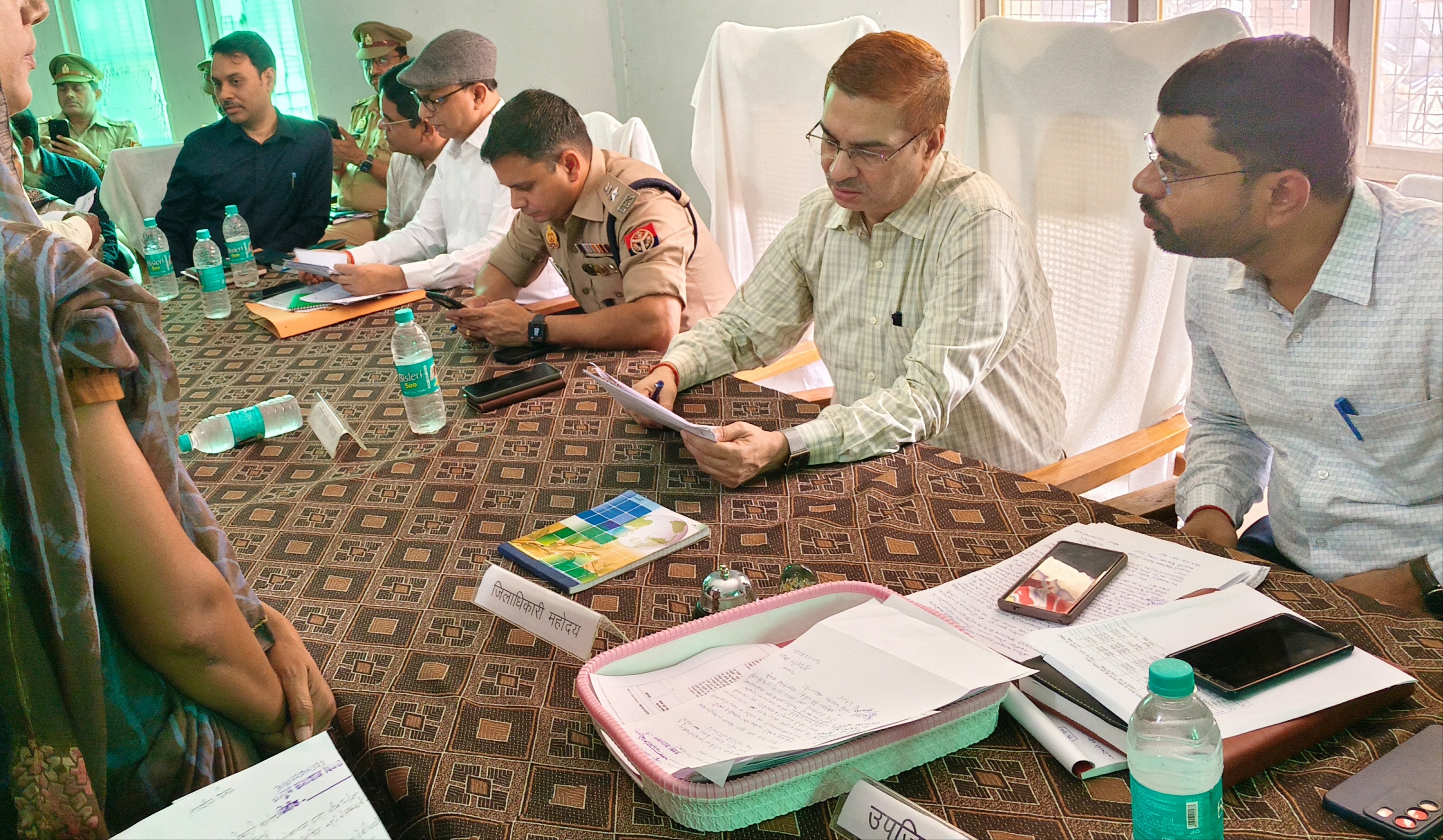 भूमि विवाद से सम्बन्धित प्राप्त होने वाली शिकायतों का निस्तारण पुलिस विभाग, राजस्व विभाग की संयुक्त टीम द्वारा किया जाये निस्तारण-जिलाधिकारी