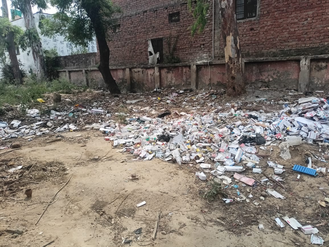 सीएससी परिसर में लगे कूड़े के अंबार अस्पताल परिसर के अधिकारी इसकी तरफ ध्यान देने की जरूरत नहीं समझते। 