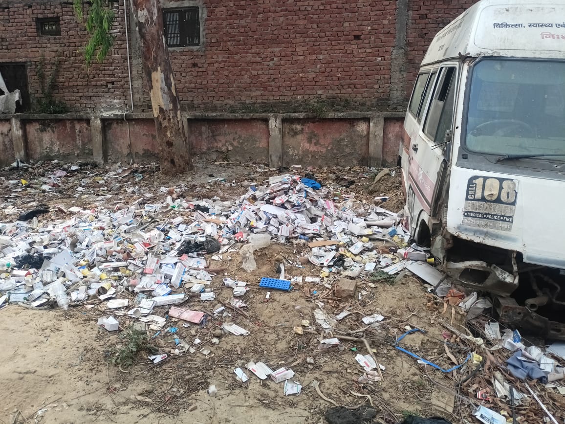 सीएससी परिसर में लगे कूड़े के अंबार अस्पताल परिसर के अधिकारी इसकी तरफ ध्यान देने की जरूरत नहीं समझते। 