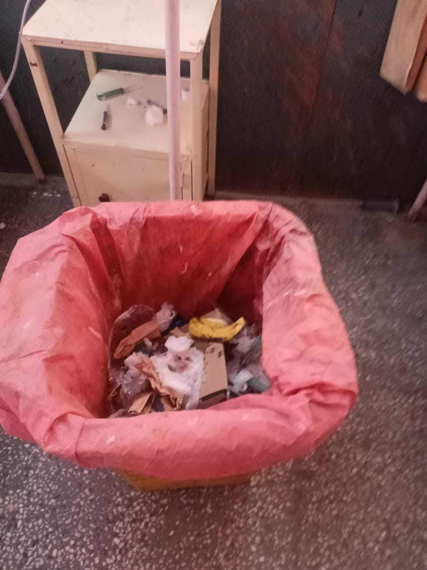 सीएससी परिसर में लगे कूड़े के अंबार अस्पताल परिसर के अधिकारी इसकी तरफ ध्यान देने की जरूरत नहीं समझते। 