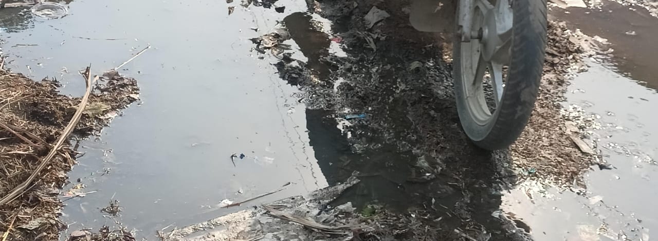 डीएम साहब // स्कूल गेट पर भार गंदा पानी बच्चे होते हैं निकालने में परेशान 