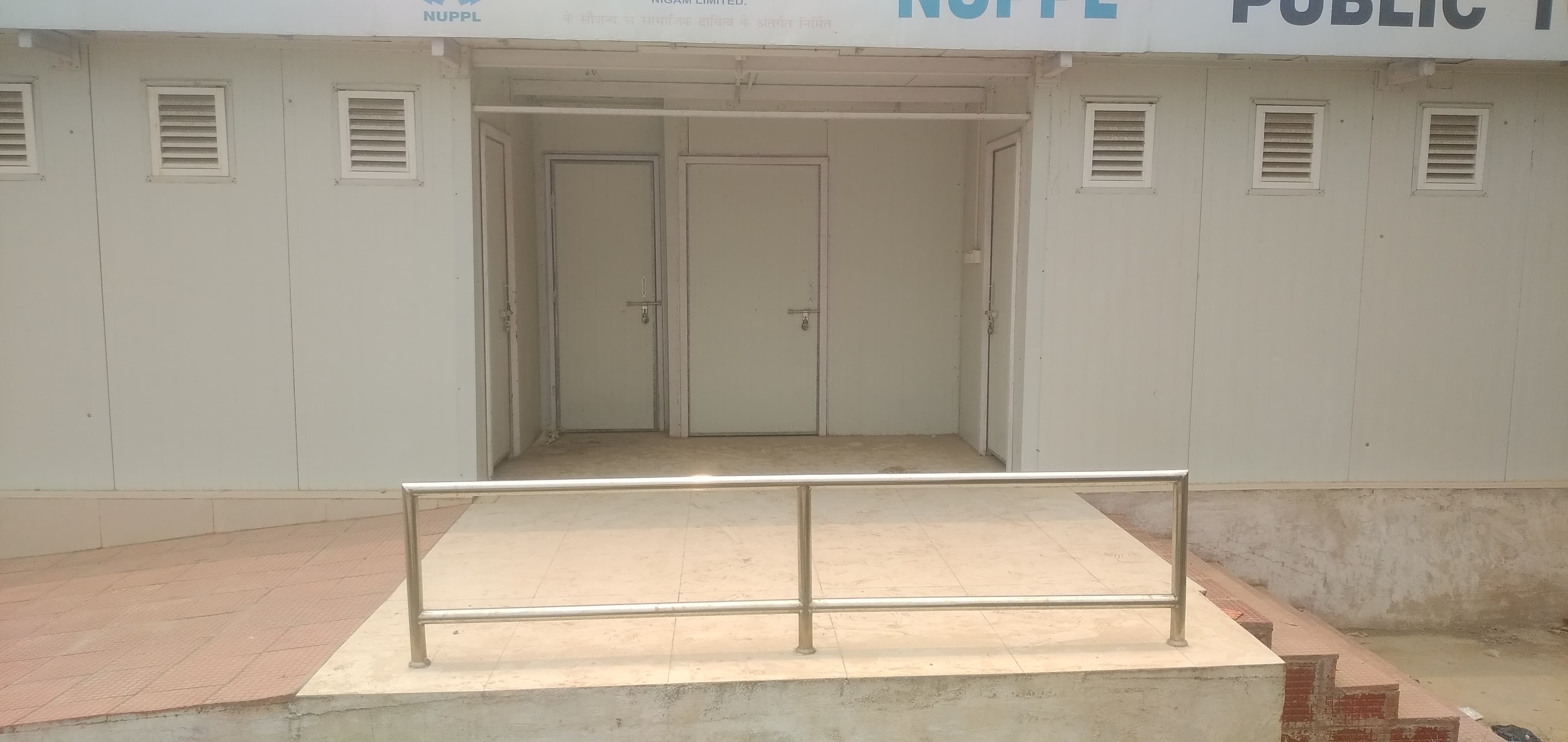 मानक नगर रेलवे स्टेशन पर बंद शौचालय, यात्रियों को भारी परेशानियों का सामना