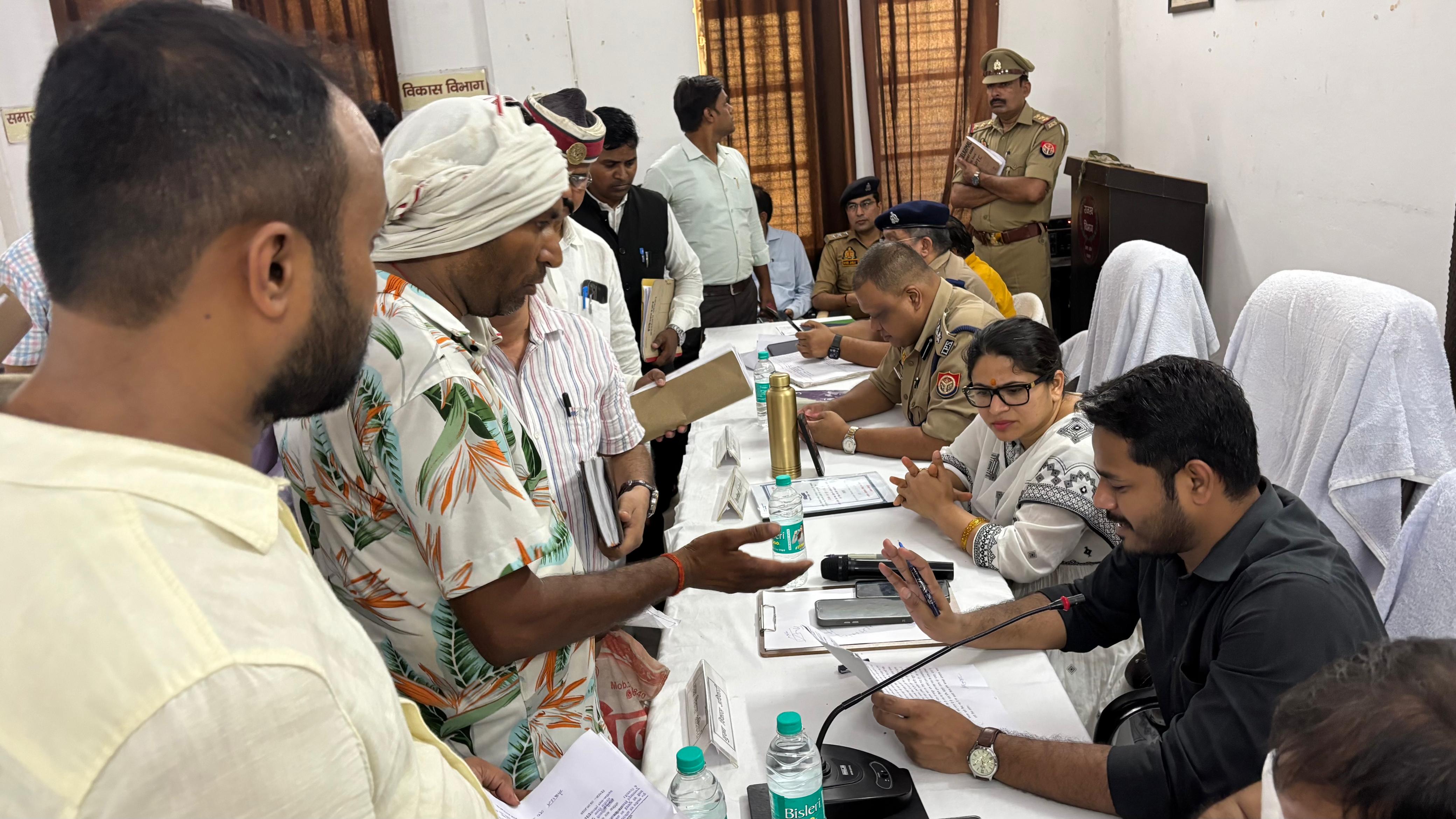 गलत वरासत किए जाने पर जिलाधिकारी ने ग्राम बिरोही के लेखपाल को शो-काज नोटिस जारी करते हुए किया मुख्यालय सम्बद्ध