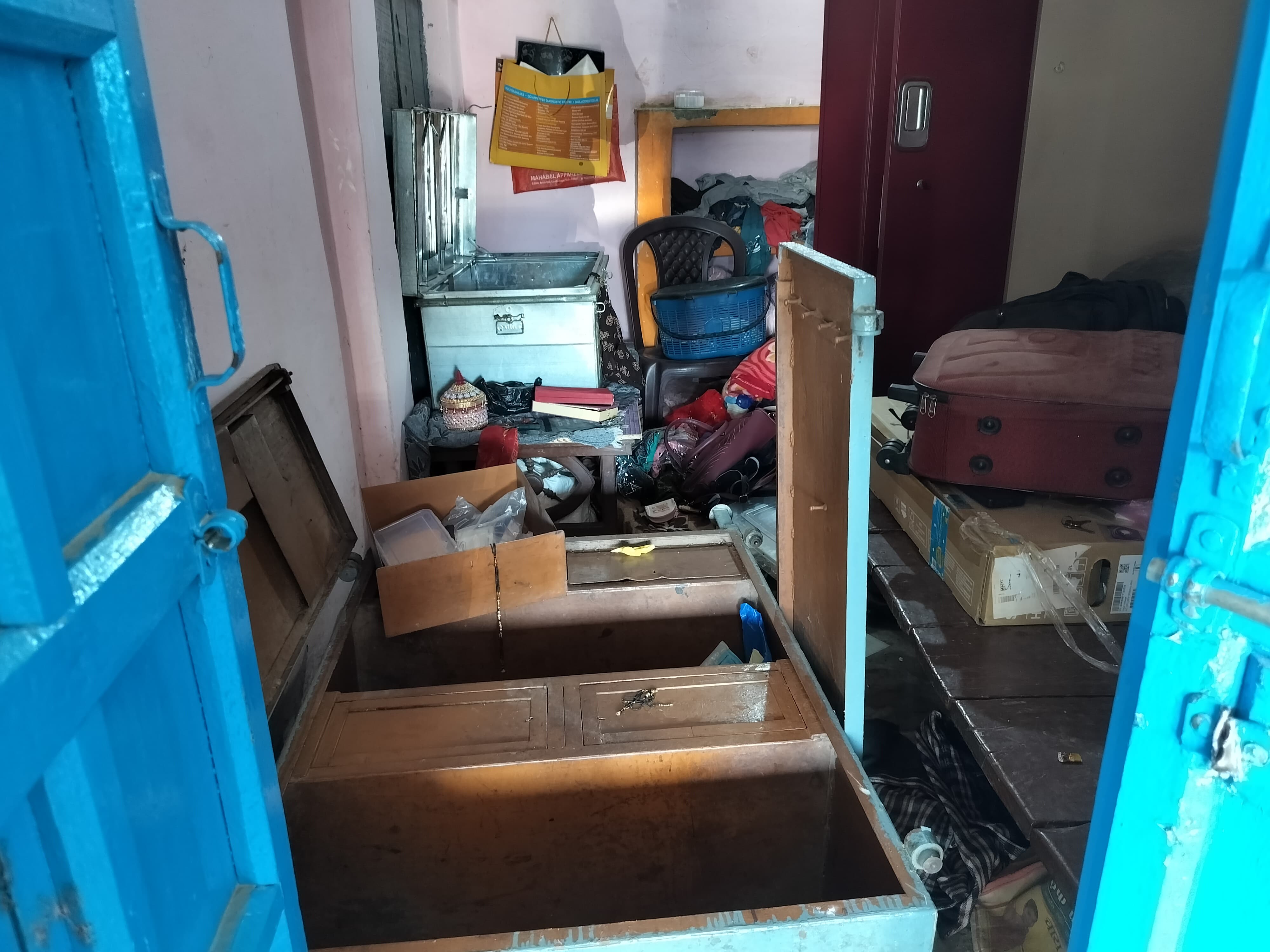 लेकिन उनके भी कमरे का दरवाजा बंद था।किसी तरह आंनद ने दरवाजा अपना दरवाजा जोर देकर खोला