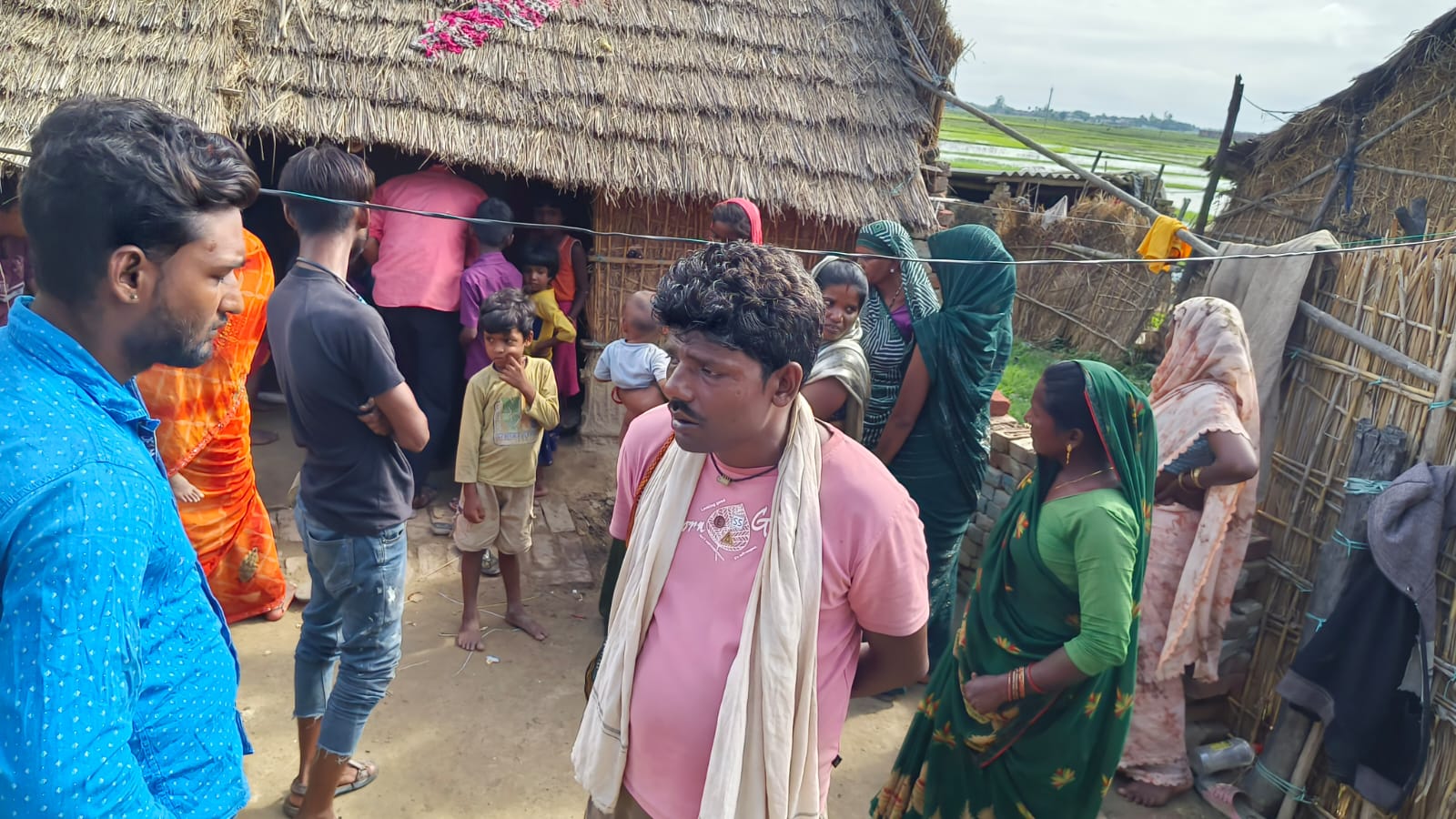 पति से लिपट कर विलाप करती नवविवाहिता पत्नी साधना