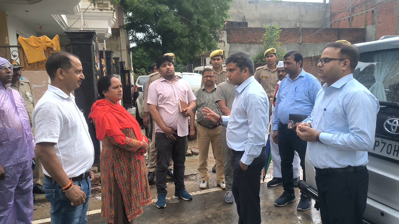 जिलाधिकारी मनीष कुमार ने फाफामऊ एवं  बाढ़ से प्रभावित हुए क्षेत्रों का दौरा किया और सभी संबंधित अधिकारियों को आवश्यक दिशा-निर्देश  दिए ।