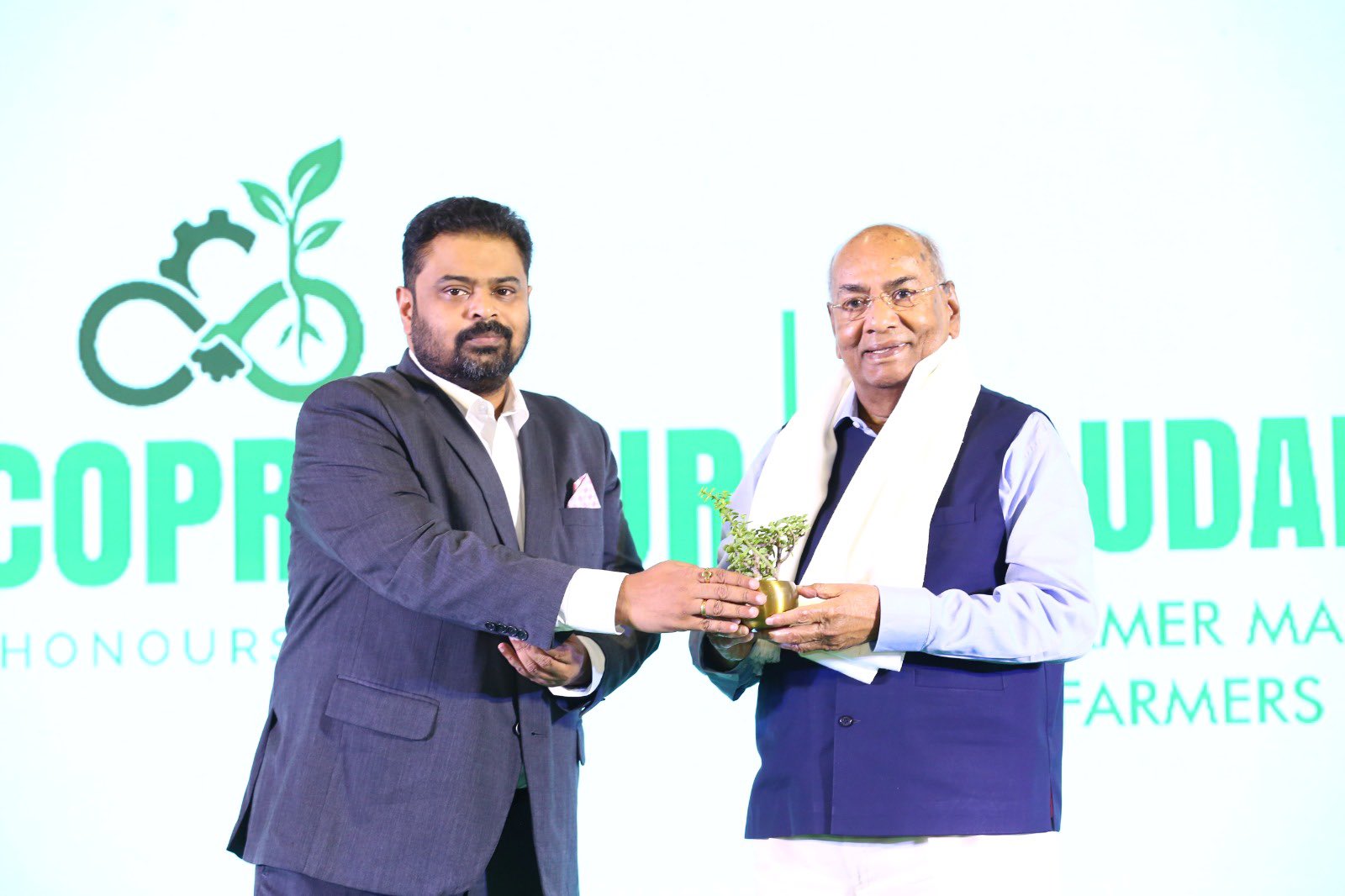 अवकाश प्राप्त के बाद शोमैन की तरह हुआ भव्य विदाई समारोह। देश विदेश तथा सहकारिता क्षेत्र के हजारों लोग हुए शामिल। 