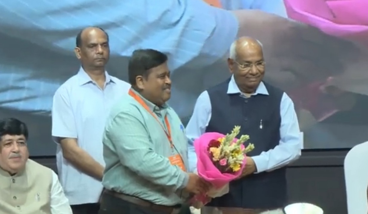 अवकाश प्राप्त के बाद शोमैन की तरह हुआ भव्य विदाई समारोह। देश विदेश तथा सहकारिता क्षेत्र के हजारों लोग हुए शामिल। 