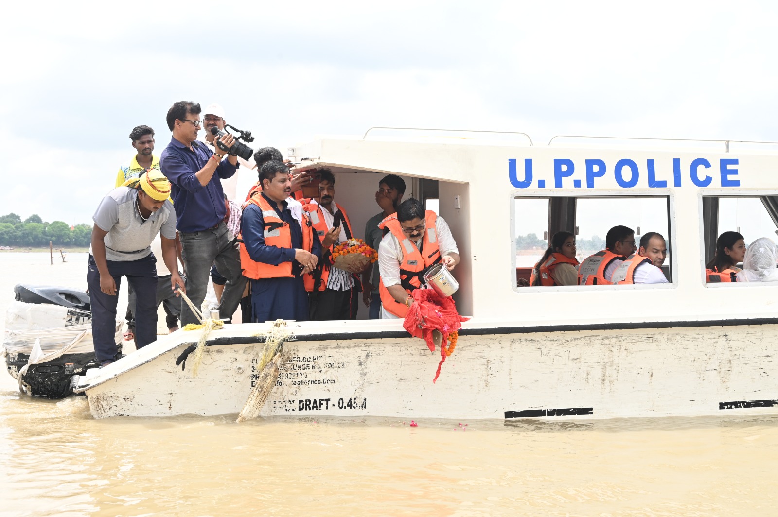 प्रयागराज पहुंचने पर हजारों शुभचिंतको ने  अर्पित की पुष्पांजलि।
