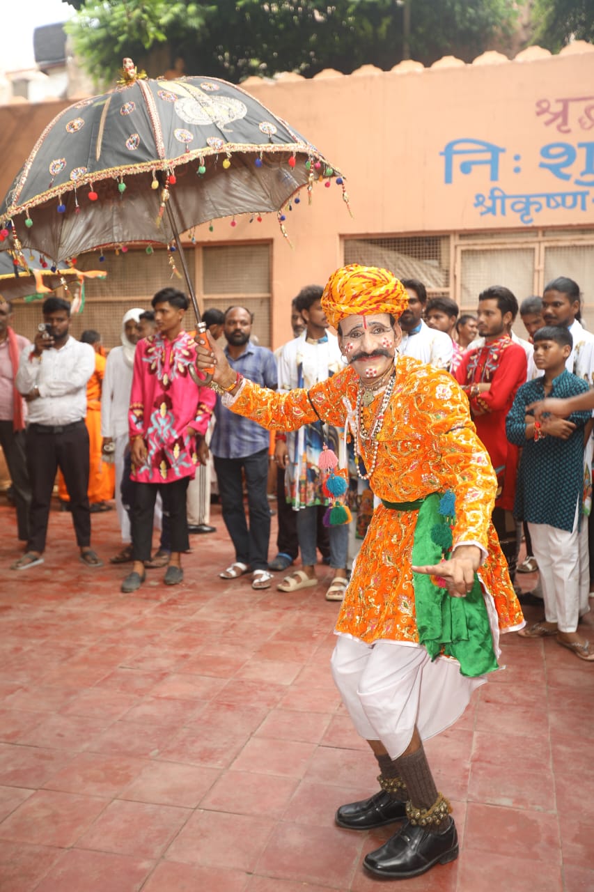 बांसुरी की धुन तो कहीं ढोल नगाड़ों की आवाज से गूंजी कन्हैया की नगरी