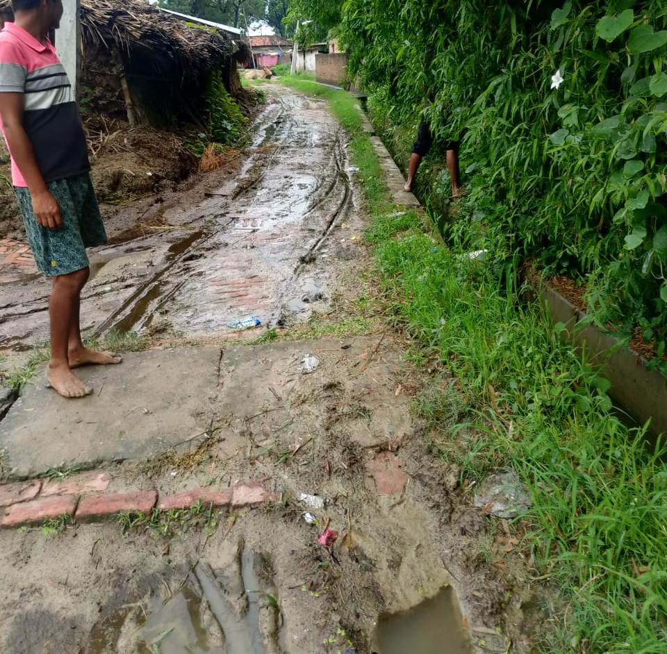 सड़क के किनारे बनी नालियों की हालत भी चिंताजनक है। कुछ नालियां पूरी तरह टूटकर बिखर चुकी हैं,
