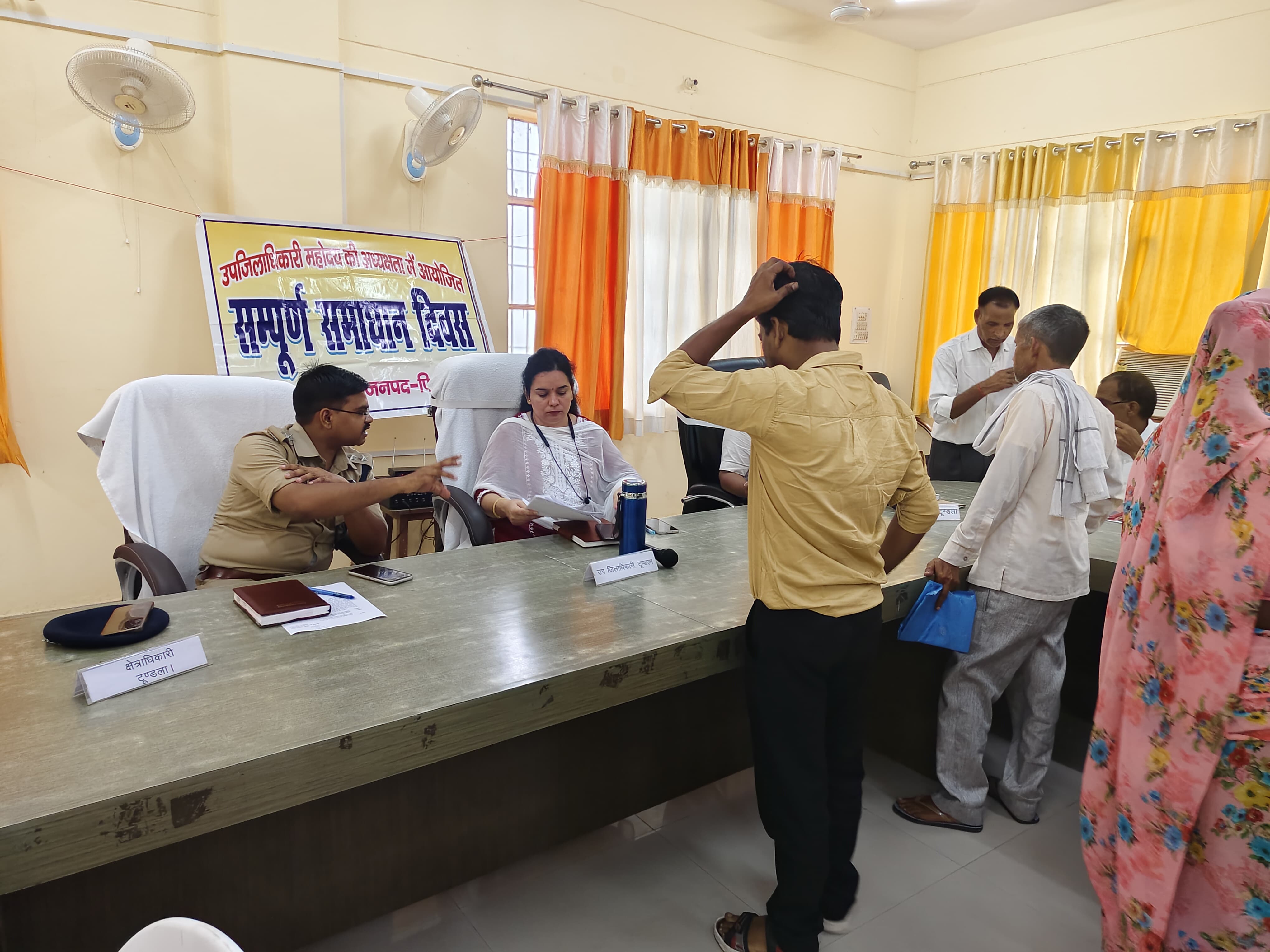 जिलाधिकारी की अध्यक्षता में लगा टूण्डला तहसील में सम्पूर्ण समाधान दिवस