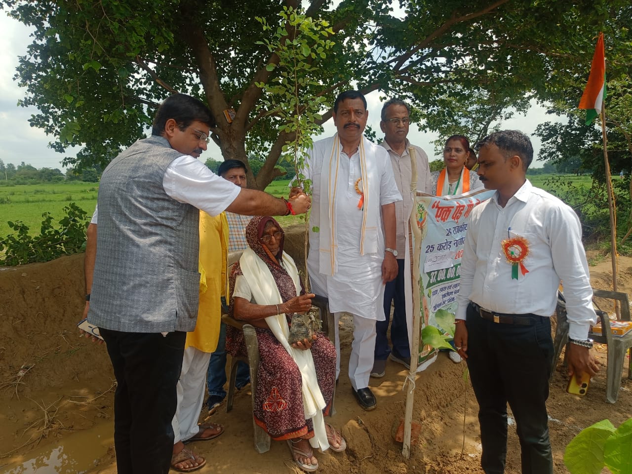 79वें स्वतंत्रता दिवस पर मोहनलालगंज में मॉडल बाल वाटिका उद्घाटन और मियावाकी पद्धति से पौधरोपण