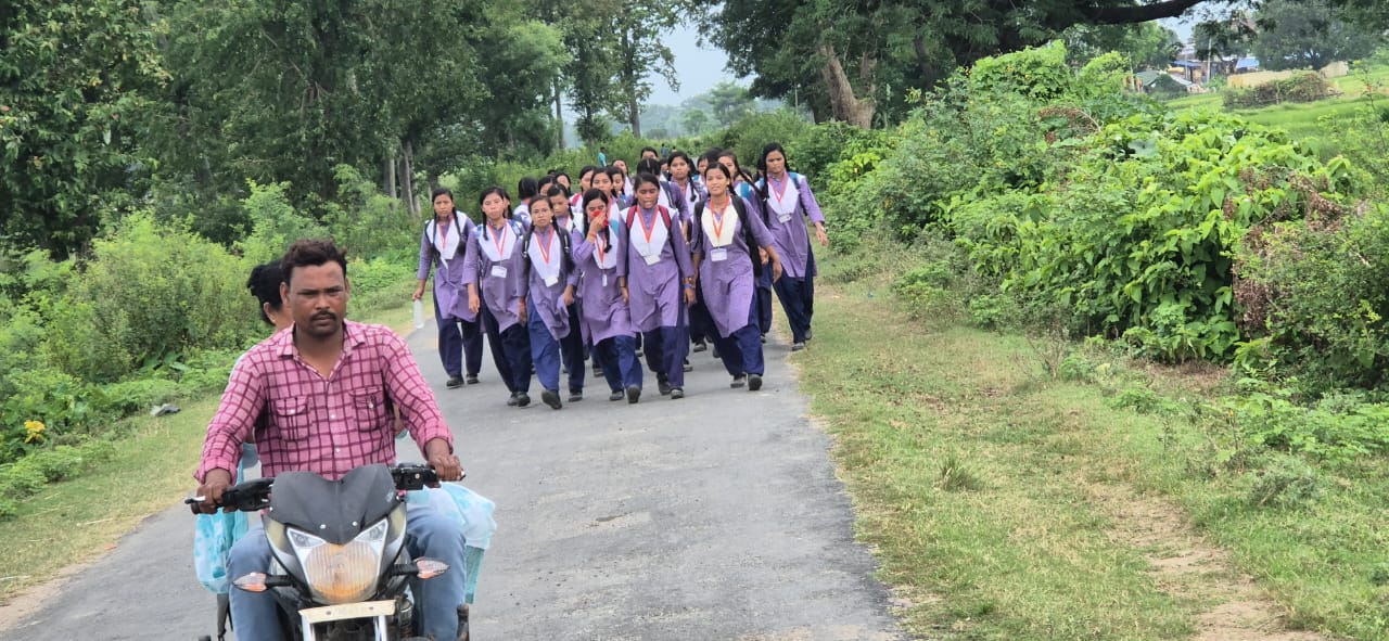 अध्यापक व लैब के अभाव से आया शिक्षा पर संकट 