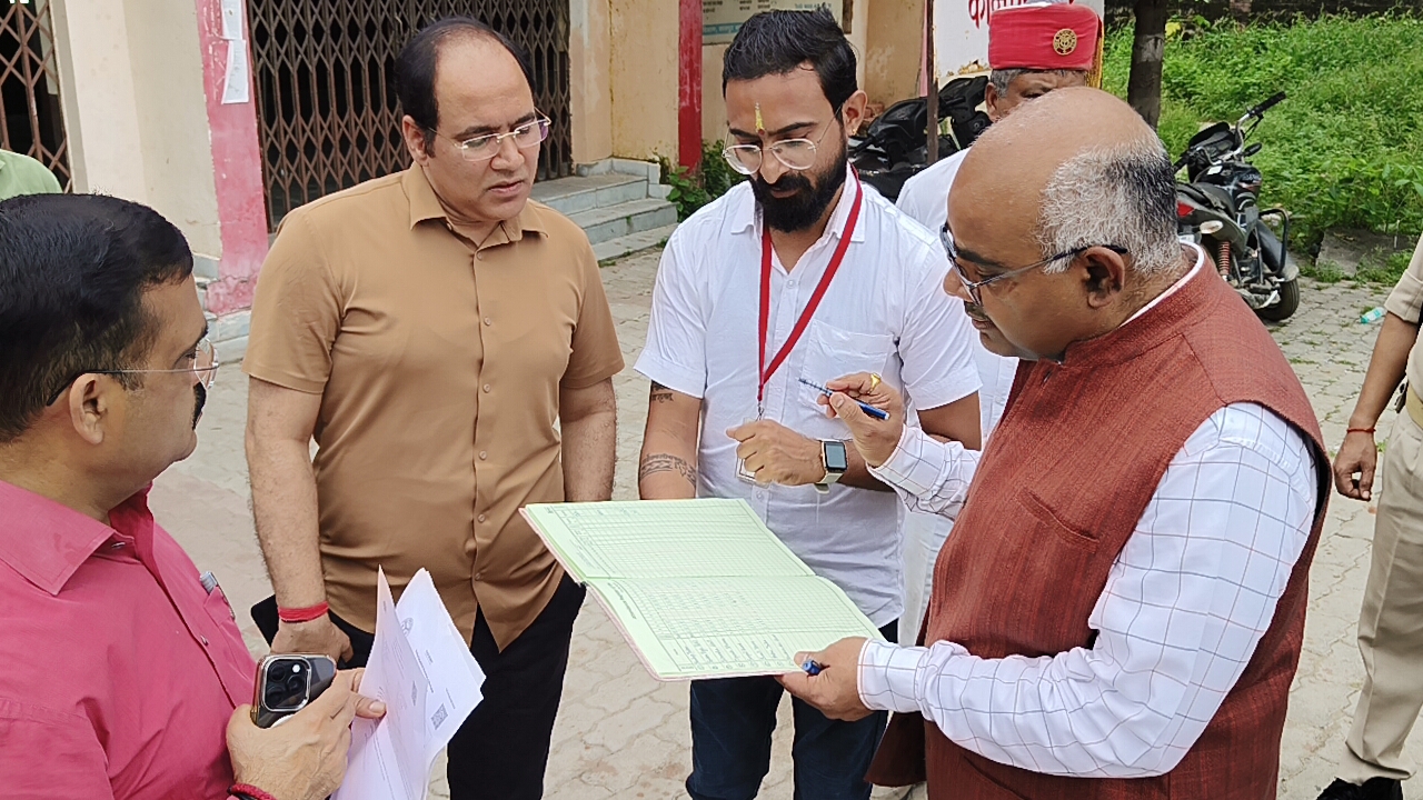 डीएम का आरटीओ कार्यालय का औचक निरीक्षण, सात कर्मचारी नदारद, एक दिन का वेतन काटने का निर्देश