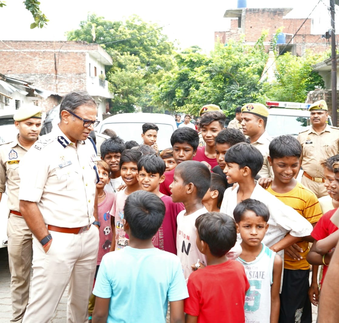 कमिश्नर ने स्वयं दौरा कर कहा मादक पदार्थों की खरीद फरोख्त रोकने में पुलिस का सहयोग करें 