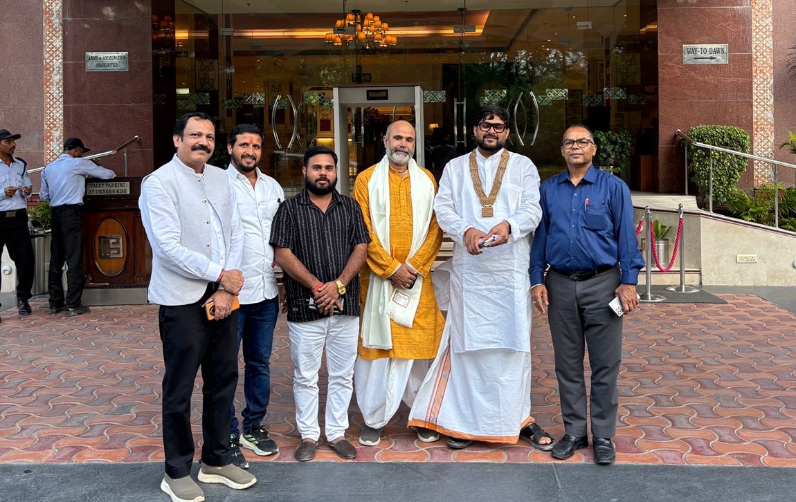 अयोध्या के मुख्य पुजारी व हनुमानगढ़ी महंत का लखनऊ में भव्य स्वागत