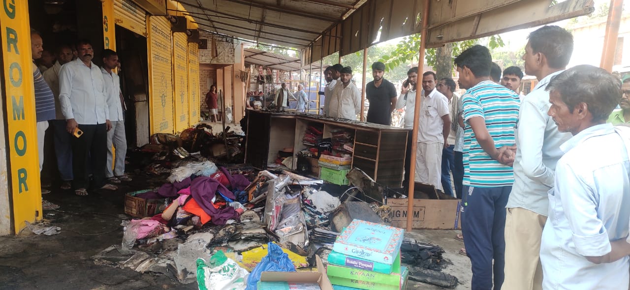 रहिमाबाद में भीषण अग्निकांड शॉर्ट सर्किट से दो दुकानें राख 25 लाख का नुकसान