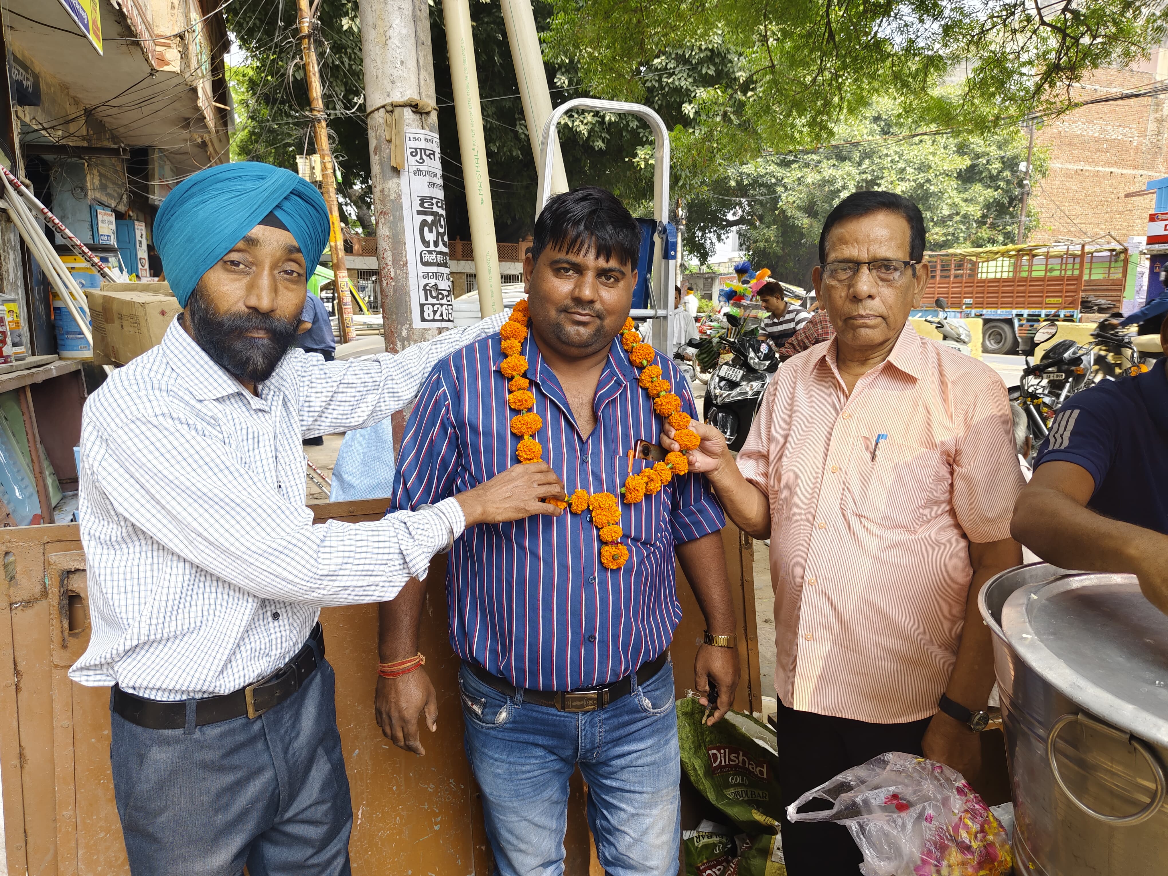 आप और हम राष्ट्रीय भ्रष्टाचार अपराध निरोधक समिति संगठन के राष्ट्रीय अध्यक्ष बी ने टूण्डला प्रेस क्लब के संस्थापक, अध्यक्ष, सचिव, का माला पहना कर शाल उढ़ाकर जोरदार स्वागत सम्मान किया गया