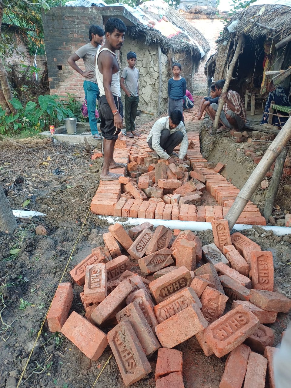 लाखों की लागत से बन रहा खड़ंजा पीली ईंटों का जमकर प्रयोग गुणवत्ता पर उठे सवाल