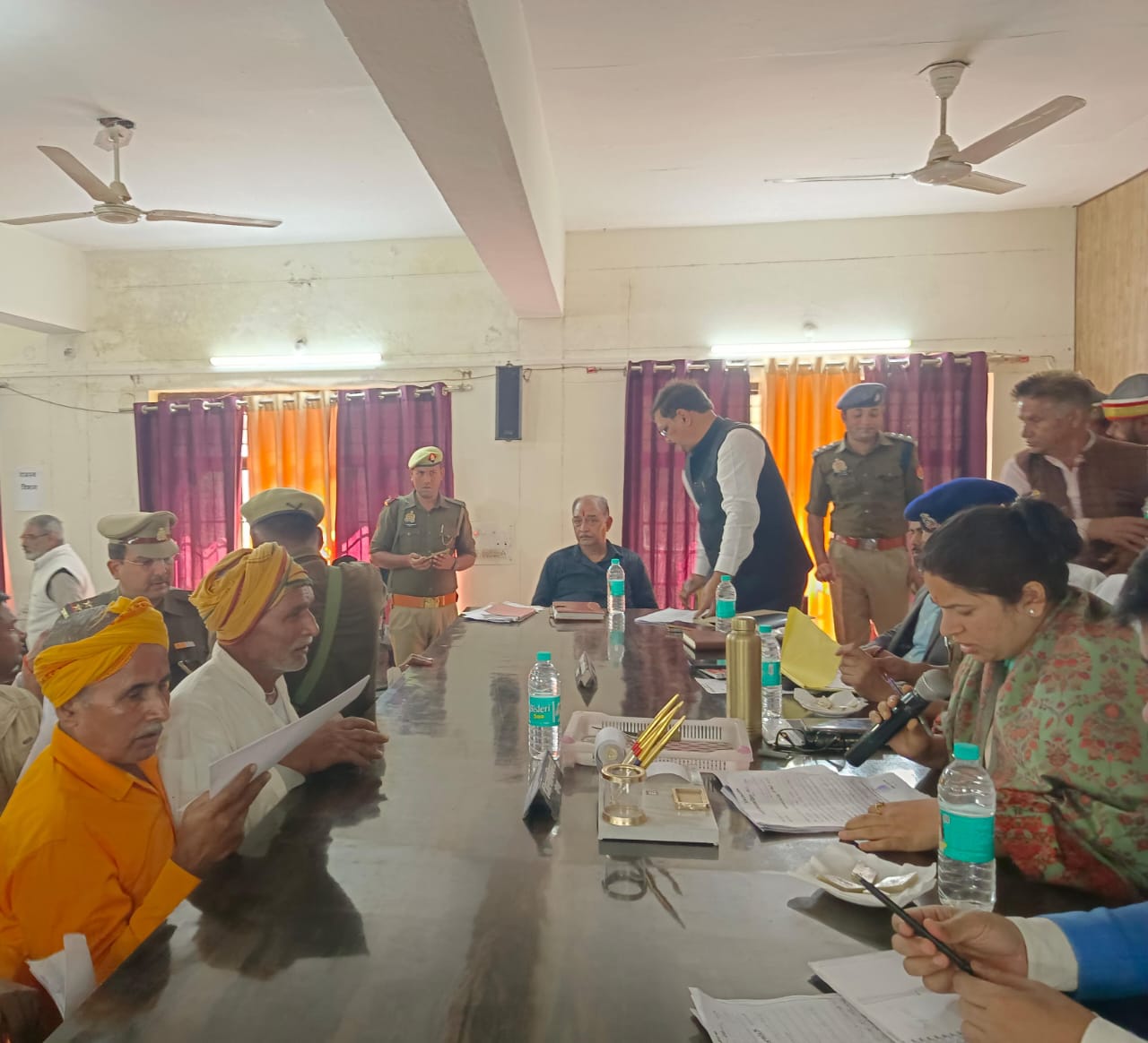 जिलाधिकारी ने तहसील तरबगंज में आयोजित सम्पूर्ण समाधान दिवस में फरियादियों की सुनी समस्याए