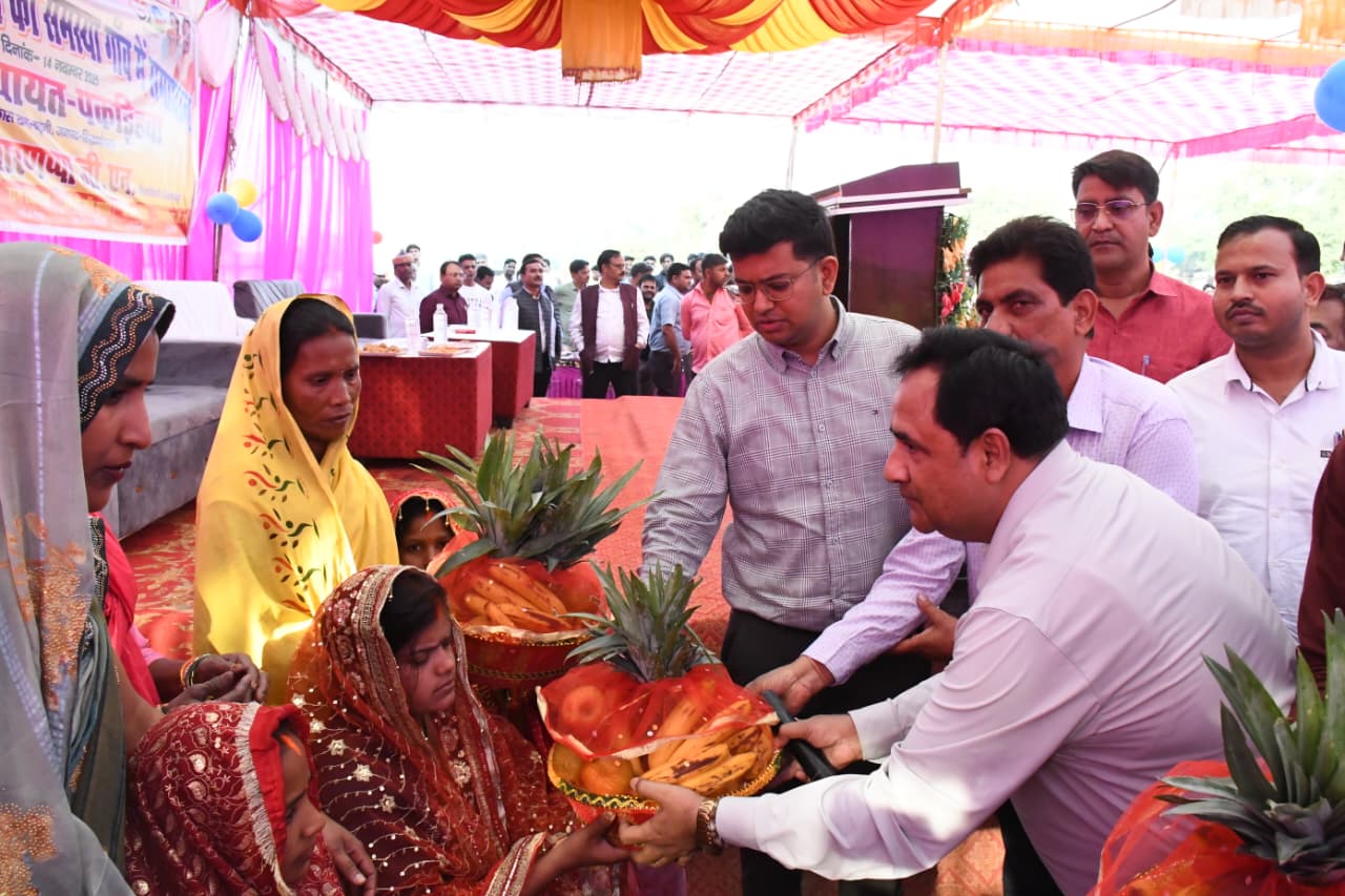 ग्राम चौपाल में पहुंचे जिलाधिकारी, अधिकारियों को दिए निर्देश, विकास योजनाओं का लाभ प्रत्येक पात्र व्यक्ति तक पहुंचे