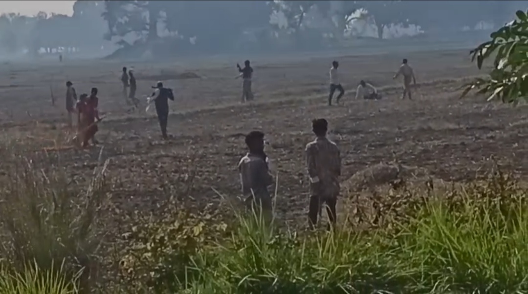 खेत कब्जे को लेकर दो पक्षों के बीच हुए खूनी संघर्ष, तीन गिरफ्तार