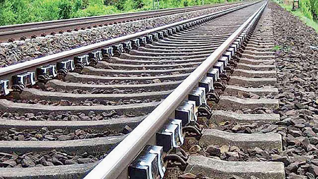 669923-railway-track