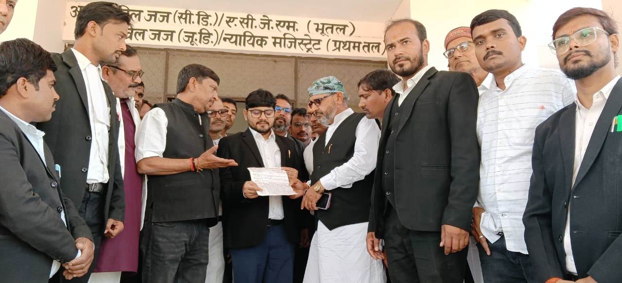  साथी की हत्या को लेकर वकीलों का आक्रोश बढ़ा, नारेबाजी कर कामकाज का किया बहिष्कार