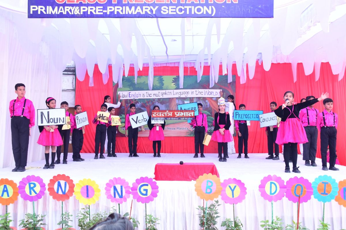 लखनऊ कैरियर कॉन्वेंट कॉलेज में किंडरगार्टन क्लास प्रेजेंटेशन