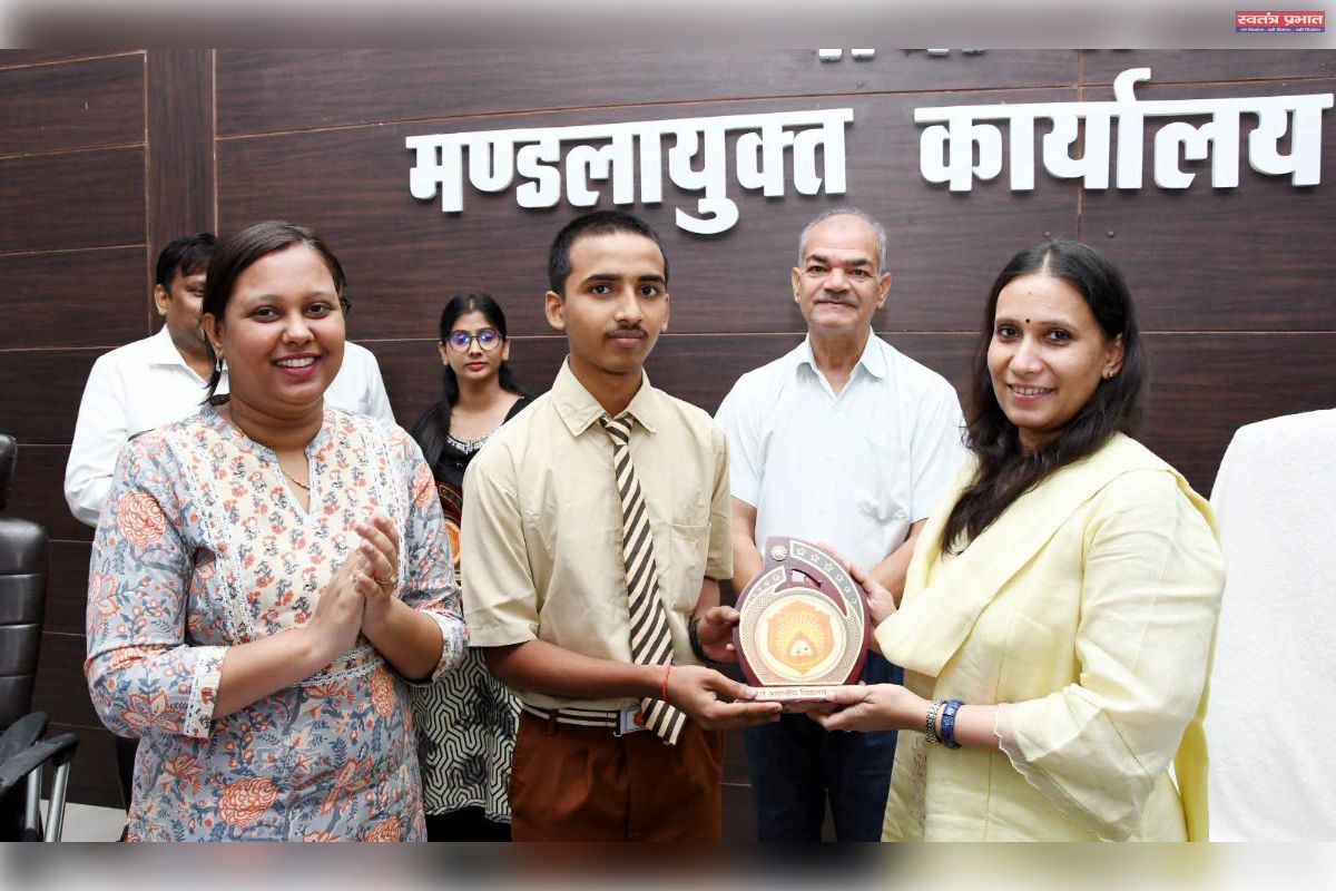 अटल आवासीय विद्यालय बेलहट प्रदेश में प्रथम, छात्रों व शिक्षकों को किया गया सम्मानित