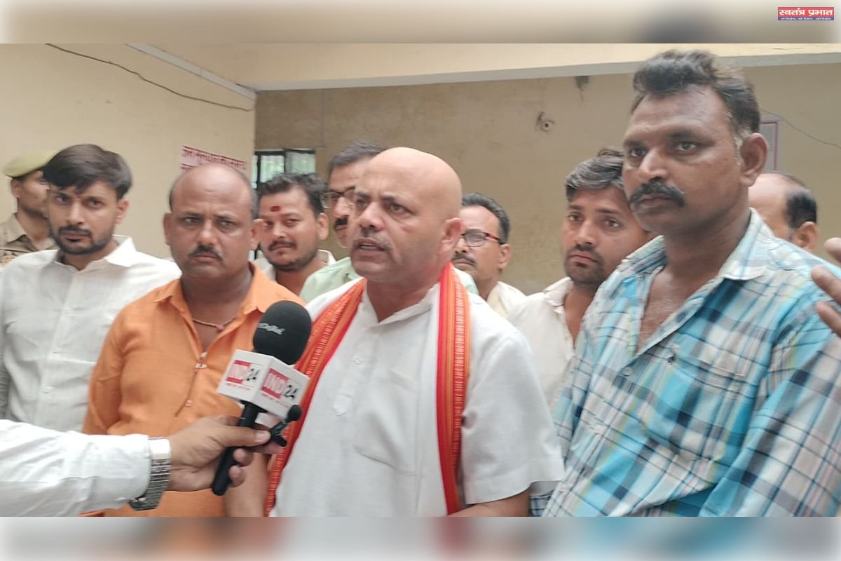 समर्थकों संग पैदल मार्च निकालकर भाजपा नेता चन्द्रमणि पाण्डेय ने मुख्यमंत्री को संबोधित ज्ञापन उपजिलाधिकारी हर्रैया को सौंपा