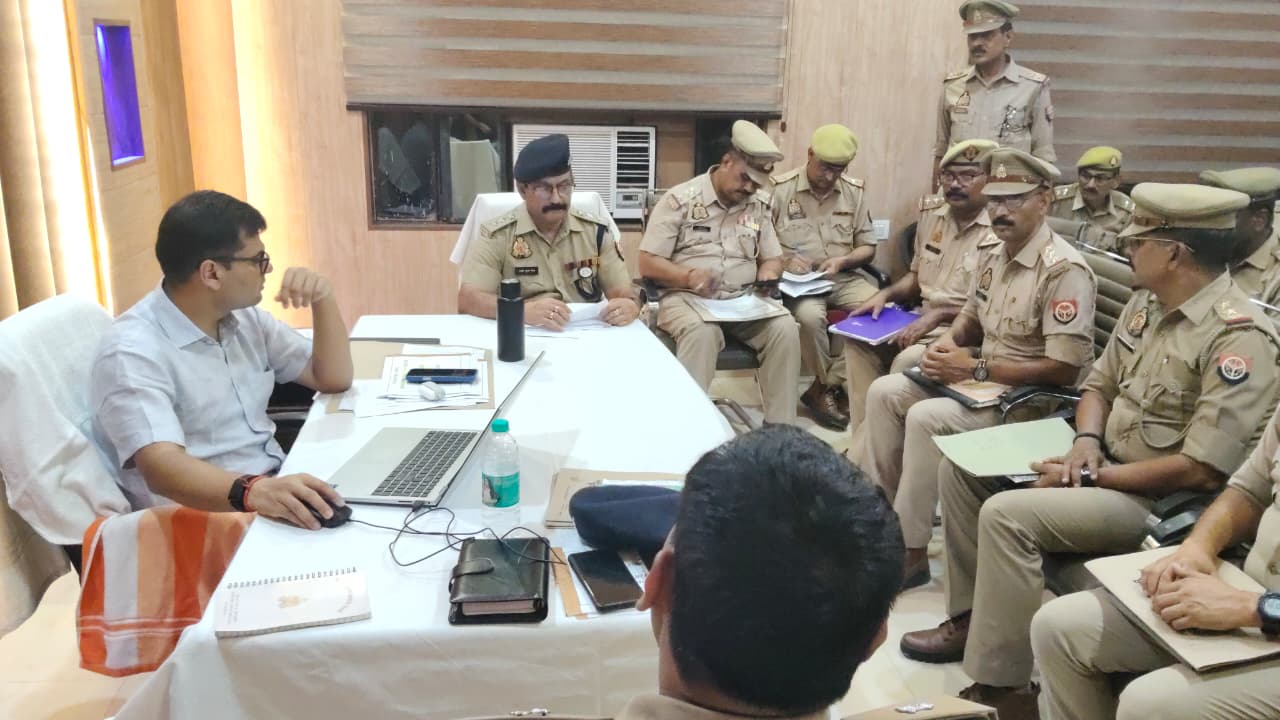 पुलिस अधीक्षक सोनभद्र ने किया नगर सर्किल का अर्दली रूम कर, अपराध नियंत्रण, विवेचनाओं, जनसुनवाई, मिशन शक्ति एवं साइबर अपराधों की समीक्षा, दिए आवश्यक दिशा-निर्देश