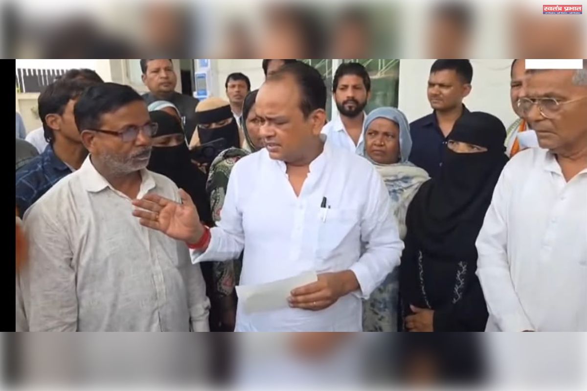 हजारीबाग ट्रिपल मर्डर: पीड़ित परिवार ने मंत्री इरफान अंसारी से लगाई न्याय की गुहार