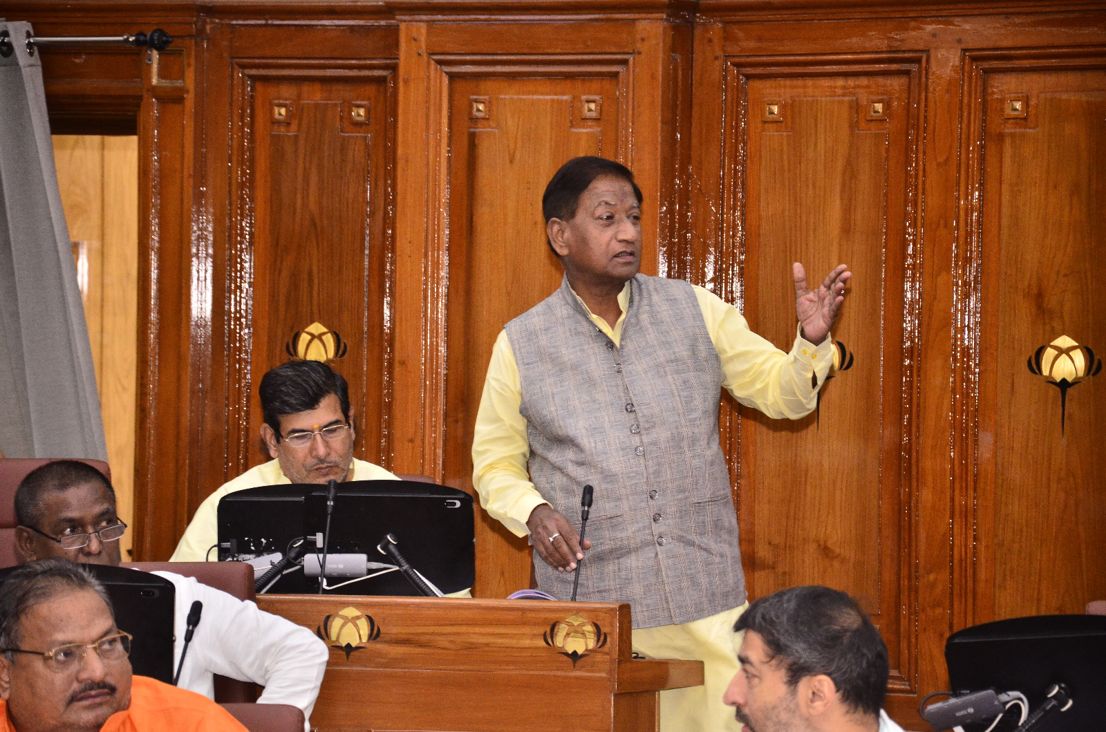सलिल विश्नोई ने नई वाटर लाईन, सीवर लाईन की मांग सदन में उठाईं