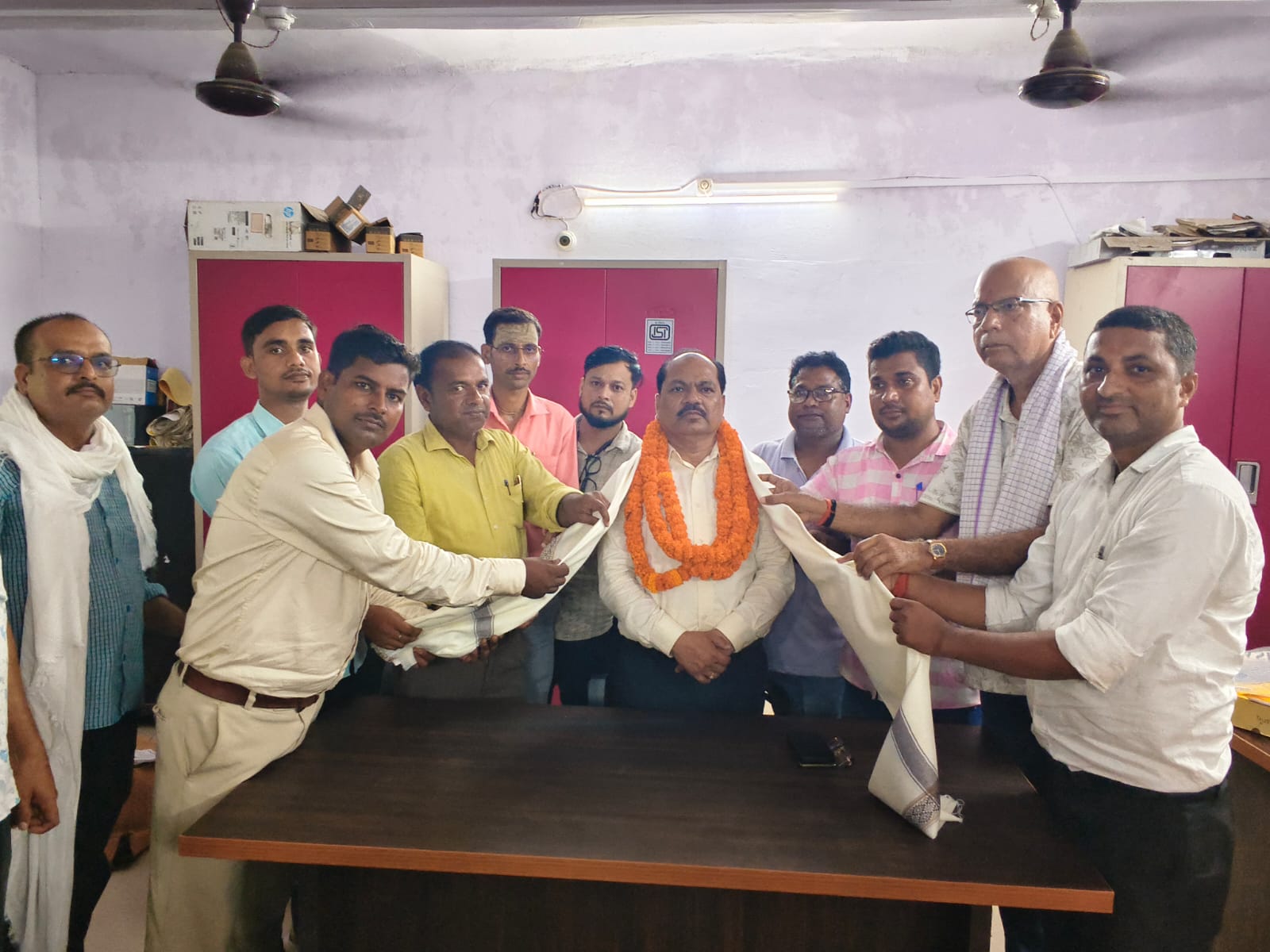 इटवा में बीईओ महेंद्र कुमार का विदाई समारोह, शिक्षकों ने दी भावभीनी विदाई