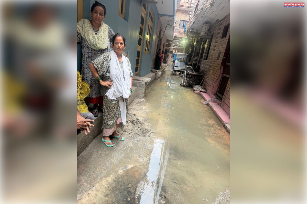 जल बोर्ड की लापरवाही से मधु विहार के लोग नारकीय जीवन जीने को मजबूर : सोलंकी