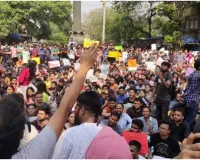 JNU में हुयी हिंसा के विरोध में AMU, DU से लेकर मुंबई, बेंगलुरू तक छात्रों ने किया प्रदर्शन